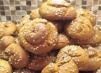 Μαλακά μουστοκούλουρα σε σχήμα στρογγυλό και μπαστούνι, πασπαλισμένα με σουσάμι.