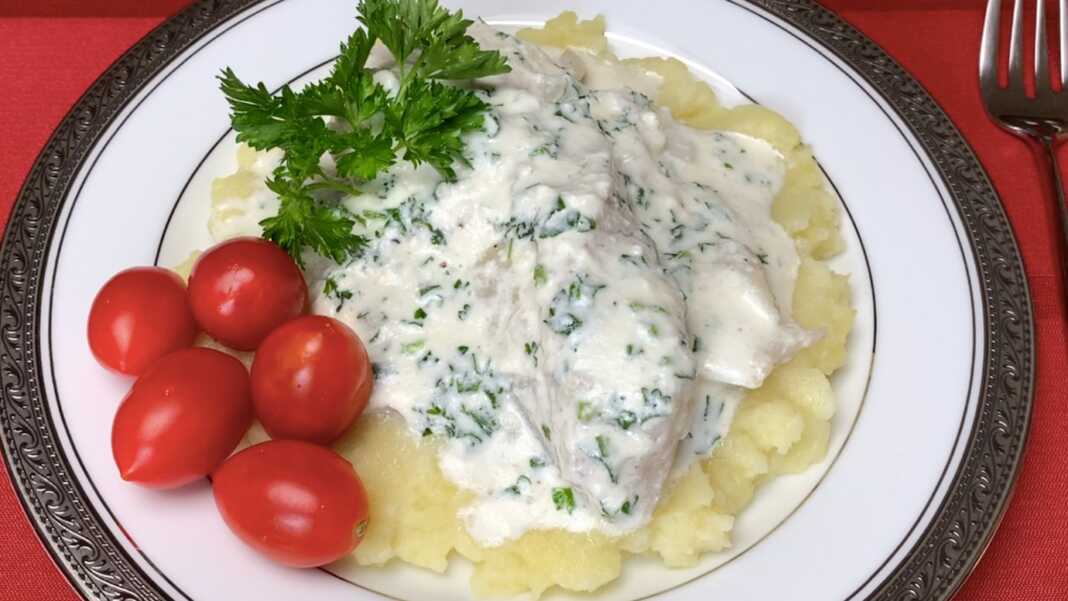 Μπακαλιάρος σε κρεμώδη σάλτσα μαϊντανού