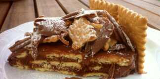 Τραγανό και κρεμώδες μπισκοτογλυκό, κομμένο σε μερίδες, με γυαλιστερή γκανάζ πραλίνας.