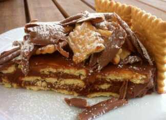 Τραγανό και κρεμώδες μπισκοτογλυκό, κομμένο σε μερίδες, με γυαλιστερή γκανάζ πραλίνας.