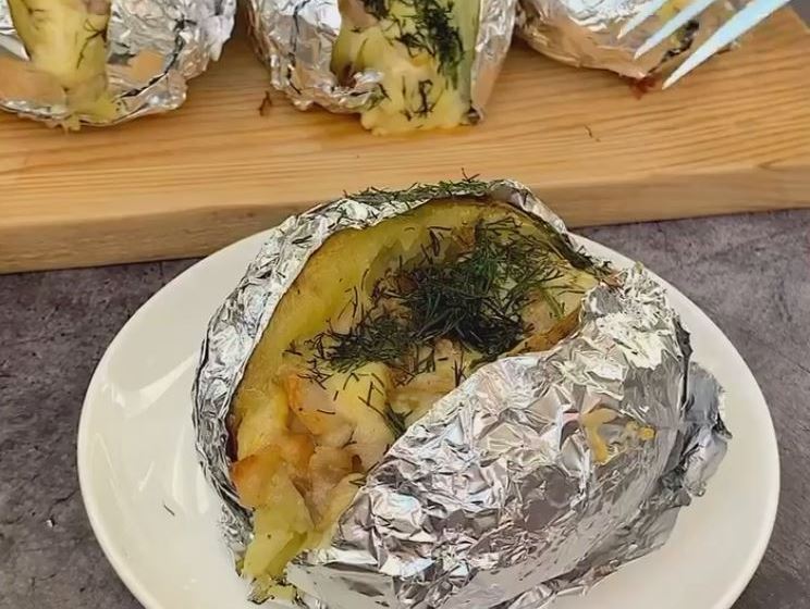 psitipatata Ψητή πατάτας με μπέικον και τυρί