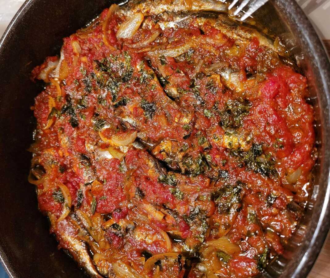 Σαρδέλες με ντομάτα και σκόρδο στο φούρνο