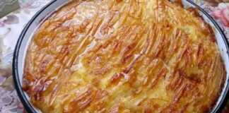 Ενα ταψί από γλυκιά πίτα με γιαούρτι, με χρυσαφένια κρούστα,