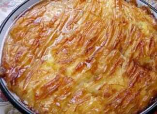 Ενα ταψί από γλυκιά πίτα με γιαούρτι, με χρυσαφένια κρούστα,