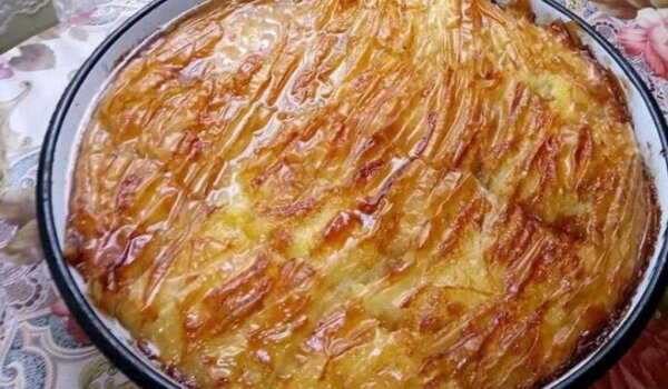 sladkabanicavetrilo-flx Ενα ταψί από γλυκιά πίτα με γιαούρτι, με χρυσαφένια κρούστα,