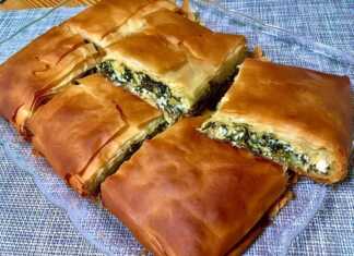 Σπανακοπρασοτυρόπιτα με φύλλο κρούστας, κομμένη σε τετράγωνα κομμάτια