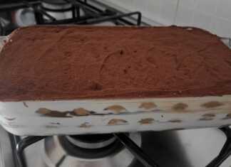 Τιραμισού Συστατικά 450 γρ κρέμα μασκαρπόνε 3 Πακέτα σαβαγιαρ 4 φλιτζάνια καφέ  3 κουταλιές της σούπας κρυσταλλική ζάχαρη Πικρή σκόνη κακάο Για την κρέμα 200 γρ μασκαρπόνε 250 g πλήρες γάλα 2 κρόκοι αυγών 80 g κρυσταλλική ζάχαρη 28 γρ αλεύρι 00 1 φακελάκι Βανιλίνη ή βανίλια Εκτέλεση Για την κρέμα Πρώτα από όλα για να φτιάξετε αυτή τη κρέμα μασκαρπόνε πρέπει να ετοιμάσετε την κρέμα. Σε ένα μπολ χτυπάμε τους κρόκους με τη ζάχαρη και το κοσκινισμένο αλεύρι. Στην άκρη, σε μια κατσαρόλα βάζουμε το γάλα και τη βανίλια να σιγοβράσουν, όταν ζεσταθεί το γάλα, ρίχνουμε το μείγμα των αυγών και ανακατεύουμε ζωηρά και το αφήνουμε να πήξει. Τοποθετούμε την κρέμα που έχουμε σε ένα μπολ, τοποθετούμε τη μεμβράνη σε επαφή και την αφήνουμε να κρυώσει. Όταν κρυώσει το πρώτο, προσθέτουμε το μασκαρπόνε και ανακατεύουμε ζωηρά με ένα σύρμα χειρός. Και εδώ είναι η κρέμα μασκαρπόνε που θα ξεκουραστεί στο ψυγείο για μια ώρα και μετά μπορείτε να την χρησιμοποιήσετε Αφού είναι έτοιμη η κρέμα μασκαρπόνε μπορούμε να ξεκινήσουμε την προετοιμασία του τιραμισού. Στον πάτο ενός ταψιού 34 × 20 εκ. απλώνουμε ένα στρωμα κρέμας μασκαρπόνε, βουτάμε τα σαβαγιαρ στον ζαχαρούχο καφέ και συνθέτουμε την πρώτη στρώση, ρίχνουμε και ισιώνουμε καλά τη μισή κρέμα μασκαρπόνε και συνεχίζουμε με τη δεύτερη στρώση μουλιασμένων σαβαγιαρ στο καφέ και την υπόλοιπη κρέμα μασκαρπόνε. Τέλος πασπαλίζουμε την επιφάνεια με σκόνη κακάο χωρίς ζάχαρη και βάζουμε στο ψυγείο να σφίξει για 3-4 ώρες και μετά σερβίρουμε. Και ιδού το τιραμισού με τον τρόπο μου είμαι σίγουρη ότι θα σας αρέσει πολύ. Καλή Απόλαυση