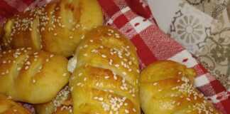 Κοντινό πλάνο στο αφράτο Τυροψωμάκια με τη γέμιση φέτας.