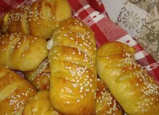 Κοντινό πλάνο στο αφράτο Τυροψωμάκια με τη γέμιση φέτας.