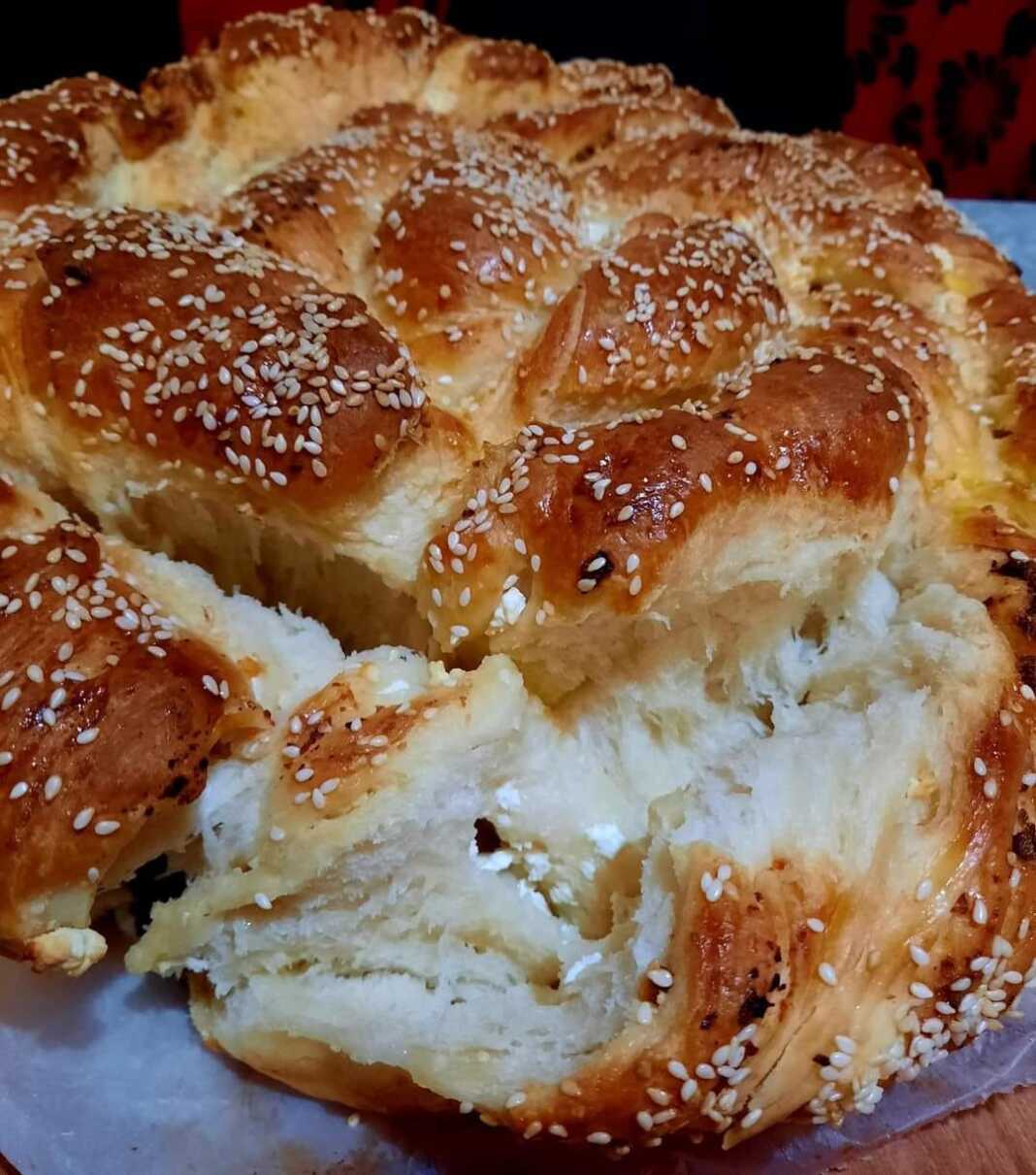 tiropsomoSousami Ένα ολόκληρο τυρόψωμο σε ταψί, με χρυσαφένια κρούστα και σουσάμι.