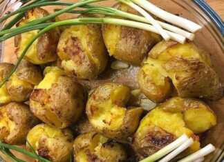 Ολόκληρες πατάτες τσακιστές στο ταψί με λιωμένο βούτυρο σκόρδο και δεντρολίβανο που έχουν ροδίσει ιδανικά στον φούρνο