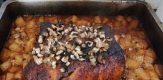 Χοιρινό μπούτι με πατάτες σε ταψί, ψημένο και έτοιμο να σερβιριστεί.