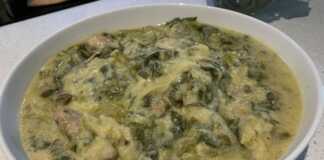 Χοιρινό με πράσα και σέλινο σε πιάτο, καλυμμένο με κρεμώδη σάλτσα αυγολέμονου.