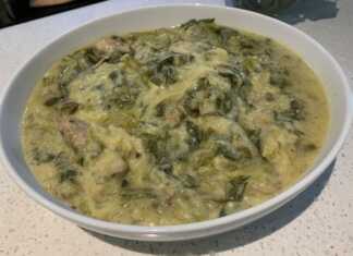 Χοιρινό με πράσα και σέλινο σε πιάτο, καλυμμένο με κρεμώδη σάλτσα αυγολέμονου.