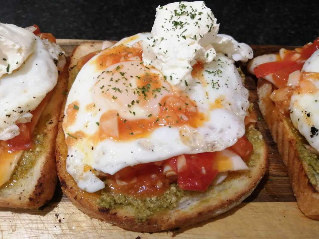 Γρήγορα ζεστά σάντουιτς με πέστο