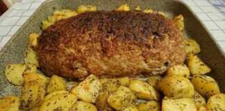 Ρολό κιμά γεμιστό με τυριά, ψημένο με πατάτες στο ταψί.