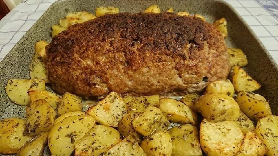 ρολοκιμαΓεμιστοΤιρια Ρολό κιμά γεμιστό με τυριά, ψημένο με πατάτες στο ταψί.