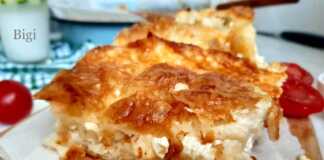 Κομμάτι από την τυρόπιτα, που φαίνεται η ζουμερή γέμιση και οι στρώσεις από το φύλλο κρούστας