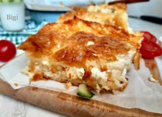 Κομμάτι από την τυρόπιτα, που φαίνεται η ζουμερή γέμιση και οι στρώσεις από το φύλλο κρούστας