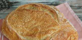 να στρογγυλό, χρυσαφένιο ψωμί με χαμηλό γλυκαιμικό δείκτη, τοποθετημένο σε μια σχάρα για να κρυώσει.