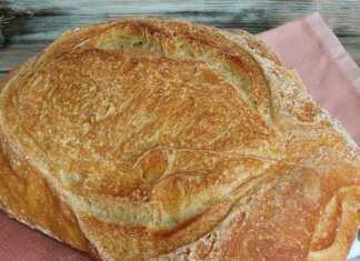 να στρογγυλό, χρυσαφένιο ψωμί με χαμηλό γλυκαιμικό δείκτη, τοποθετημένο σε μια σχάρα για να κρυώσει.