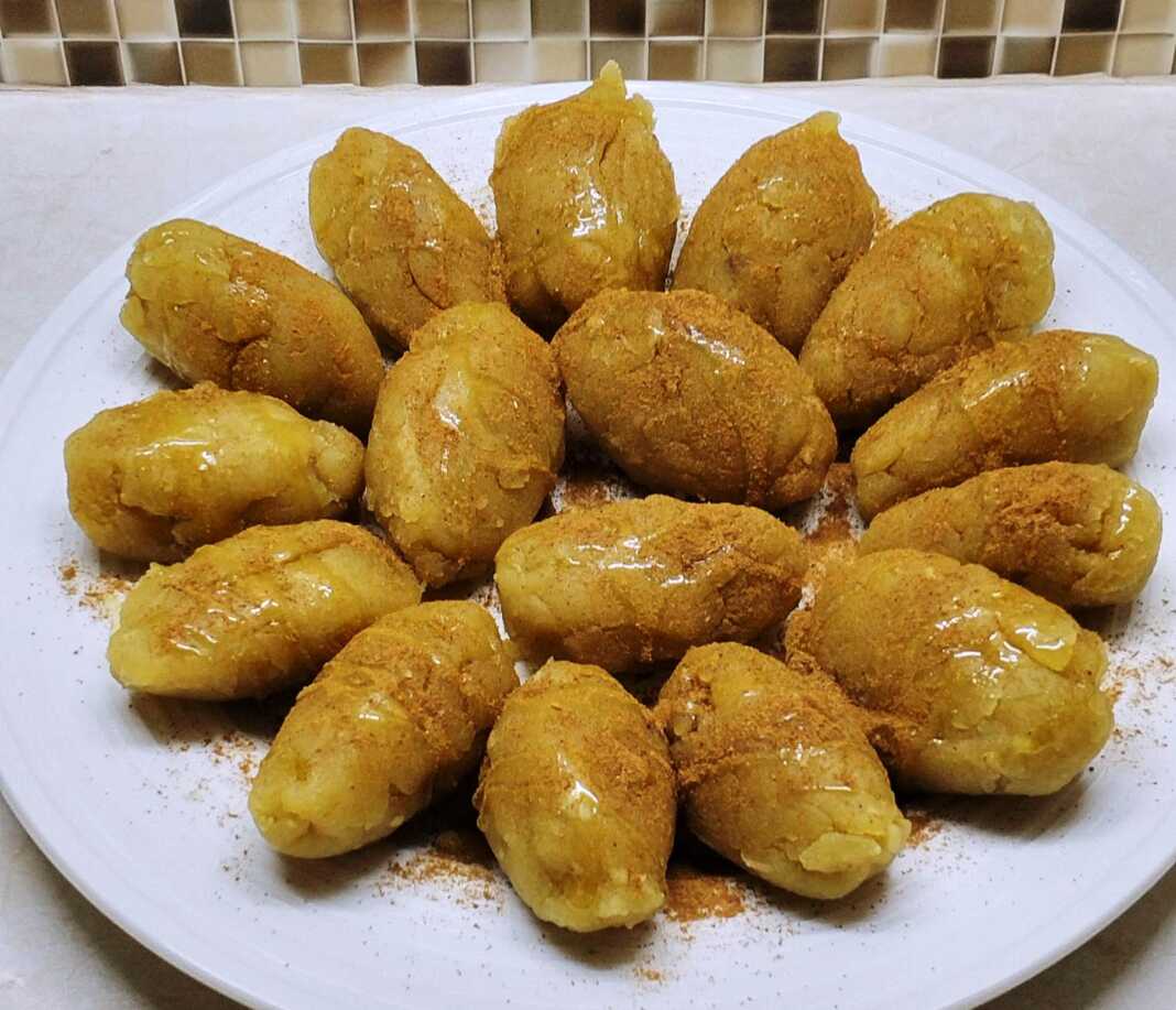 Ζεστός Χαλβάς με Αλεύρι σε πιάτο, πασπαλισμένος με κανέλα, έτοιμος για σερβίρισμα