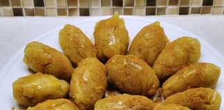 Ζεστός Χαλβάς με Αλεύρι σε πιάτο, πασπαλισμένος με κανέλα, έτοιμος για σερβίρισμα