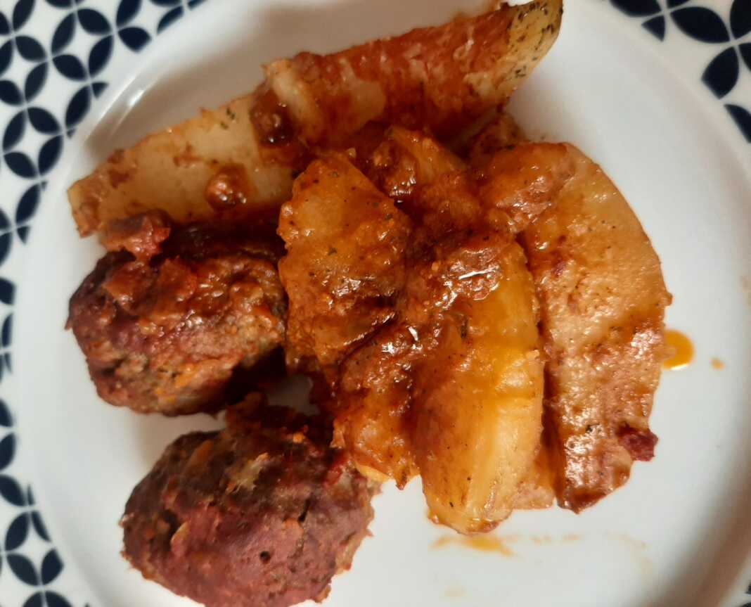 Κεφτέδες με πατάτες στο φούρνο