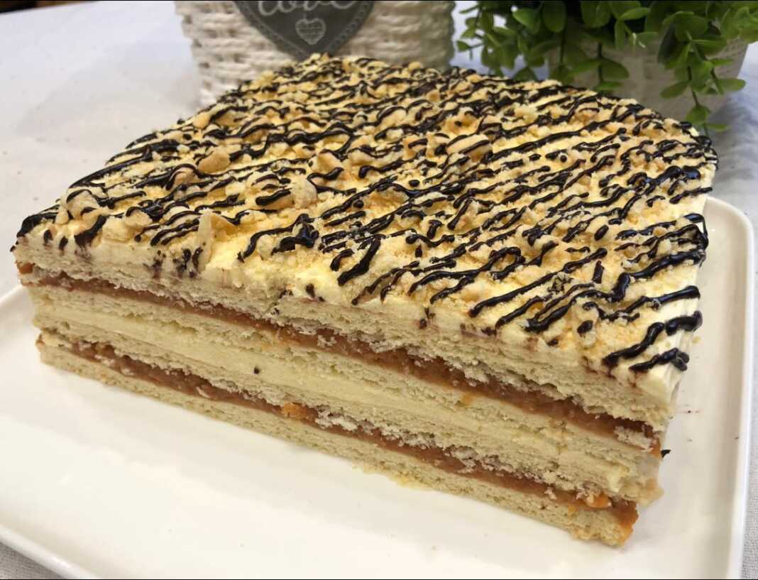 KeikMilouKrema Κέικ μήλου με μια λεπτή κρέμα.