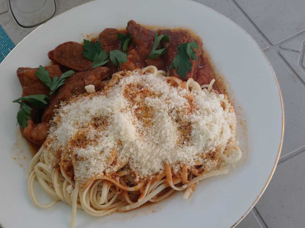 LigkouinimeMosxari Μοσχάρι κοκκινιστό με Λινγκουίνι