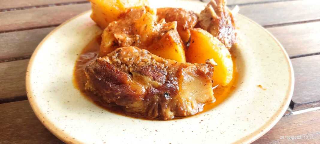 MprizolaKrasati Χοιρινές μπριζόλες κρασάτες με πατάτες και ντομάτα στο φούρνο