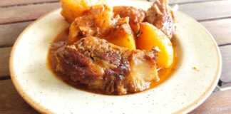 Χοιρινές μπριζόλες κρασάτες με πατάτες και ντομάτα στο φούρνο Χοιρινές μπριζόλες κρασάτες με πατάτες και ντομάτα στο φούρνο