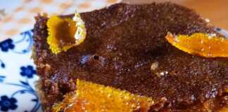 Ένα λαχταριστό Πορτοκαλένιο ραβανί, κομμένο σε τετράγωνα κομμάτια, έτοιμο για σερβίρισμα