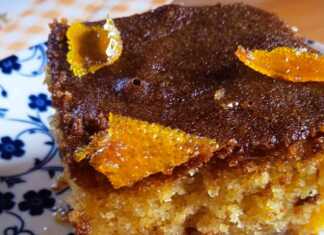 Ένα λαχταριστό Πορτοκαλένιο ραβανί, κομμένο σε τετράγωνα κομμάτια, έτοιμο για σερβίρισμα