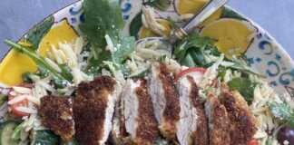 Κοτόπουλου Πανε με σαλάτα κριθαράκι