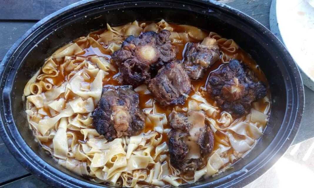 Αρνάκι γιουβέτσι με χυλοπίτες