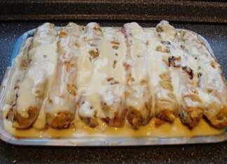 Φλογέρες με κεράσια και κρέμα Χρυσαφένιες, ψημένες φλογέρες σφολιάτας με κεράσια, τοποθετημένες σε πιατέλα και περιχυμένες με λευκή κρέμα.