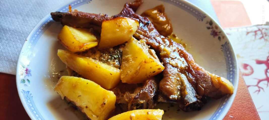 χοιρινές μπριζόλες με μουσταρδάτες πατάτες