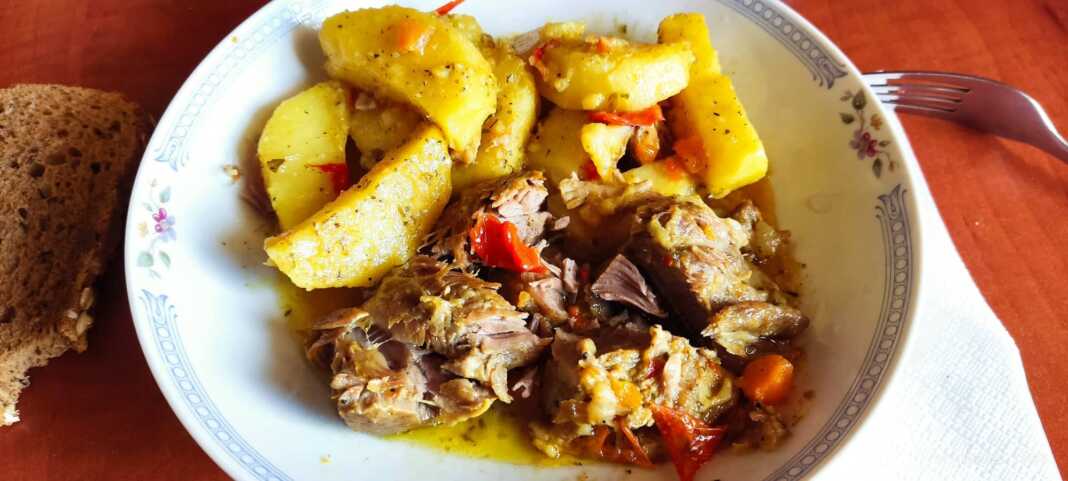 Σερβιρισμένο **Χοιρινό Κρασάτο** με φρεσκοτριμμένο πιπέρι.