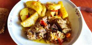 Σερβιρισμένο **Χοιρινό Κρασάτο** με φρεσκοτριμμένο πιπέρι.