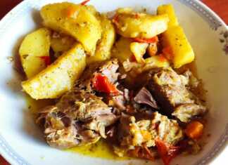 Σερβιρισμένο **Χοιρινό Κρασάτο** με φρεσκοτριμμένο πιπέρι.