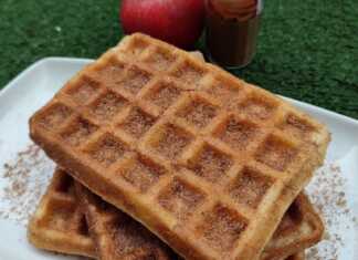 Αφράτες βάφλες με κομμάτια μήλου και επικάλυψη ζάχαρης-κανέλας, σερβιρισμένες σε πιάτο.