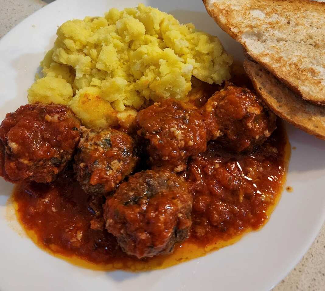 Κεφτεδάκια με σάλτσα στο φούρνο συνοδεία με πουρέ πατατιά