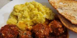 Κεφτεδάκια με σάλτσα στο φούρνο συνοδεία με πουρέ πατατιά