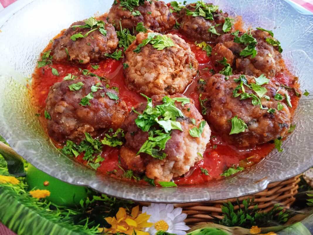 keftedakiaSaltsaNtomatas