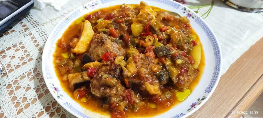 keftedesSaltsaLaxanikon Ζουμερά κεφτεδάκια με σάλτσα λαχανικών