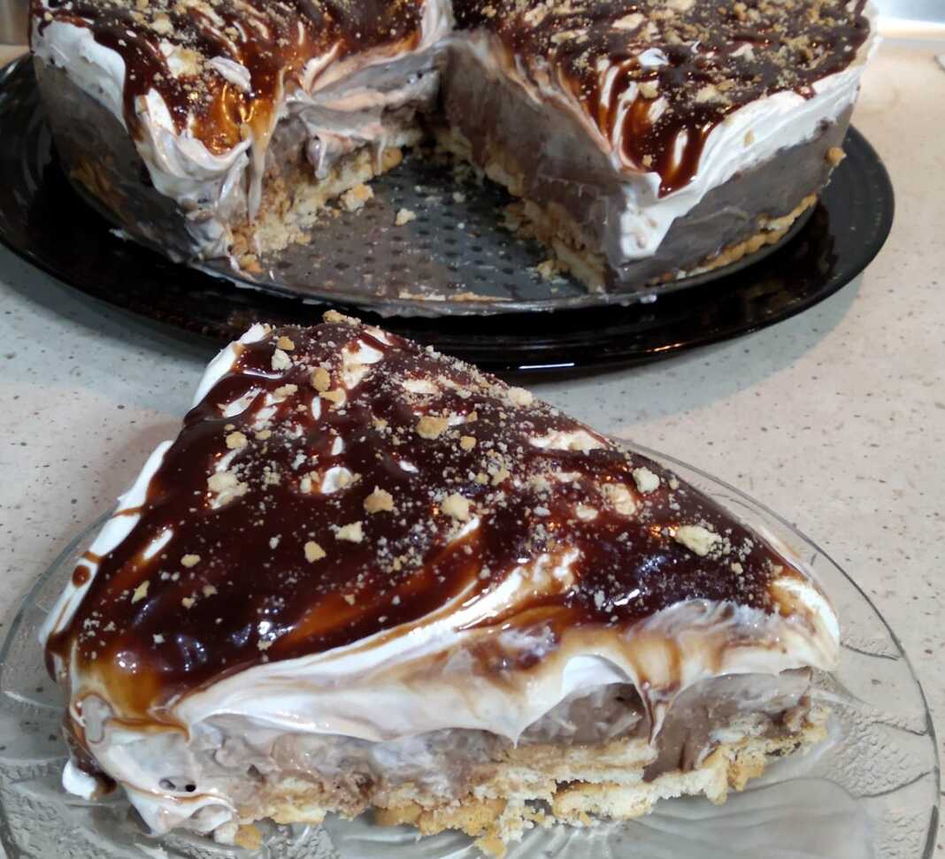 Δίχρωμη τούρτα χωρίς ψήσιμο, με στρώσεις σοκολατένιας και λευκής κρέμας, γαρνιρισμένη με μερέντα και μπισκότα.