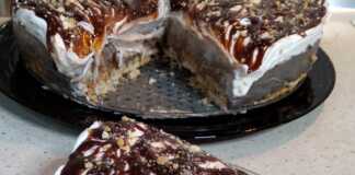 Δίχρωμη τούρτα χωρίς ψήσιμο, με στρώσεις σοκολατένιας και λευκής κρέμας, γαρνιρισμένη με μερέντα και μπισκότα.