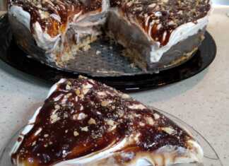 Δίχρωμη Τούρτα με Κρέμα Ζαχαρούχου και Μερέντα Δίχρωμη τούρτα χωρίς ψήσιμο, με στρώσεις σοκολατένιας και λευκής κρέμας, γαρνιρισμένη με μερέντα και μπισκότα.