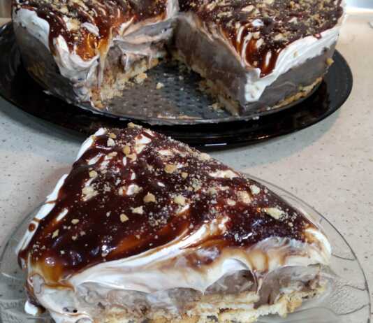 Δίχρωμη τούρτα χωρίς ψήσιμο, με στρώσεις σοκολατένιας και λευκής κρέμας, γαρνιρισμένη με μερέντα και μπισκότα.